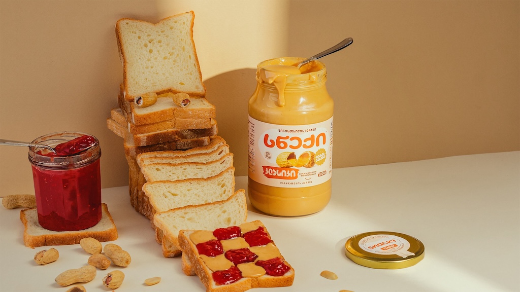 Snacky Classic 1kg Peanut Butter with Toast and Jam Snacky Classic 1 კგ მიწისთხილის კარაქი ტოსტთან და ჯემთან ერთად