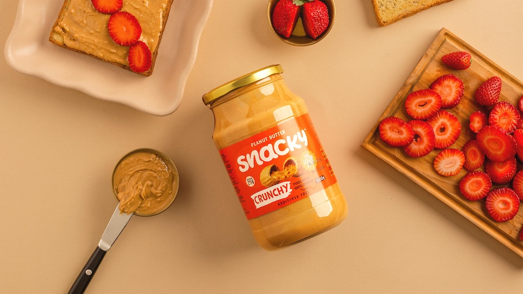 Snacky Crunchy 1kg Peanut Butter with Strawberries Snacky Crunchy 1 კგ მიწისთხილის კარაქი მარწყვთან და ტოსტთან ერთად